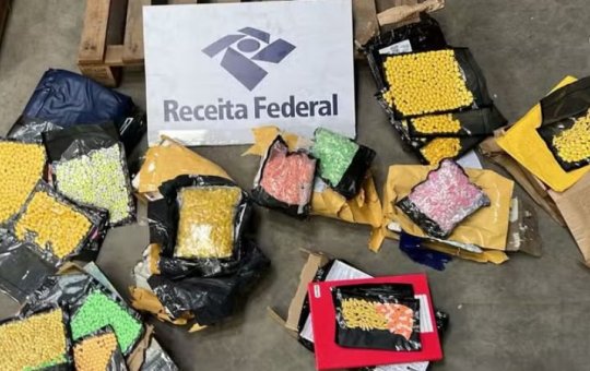 Carregamento de R$ 600 mil em comprimidos de ecstasy é apreendido em colchões infláveis e cadernos