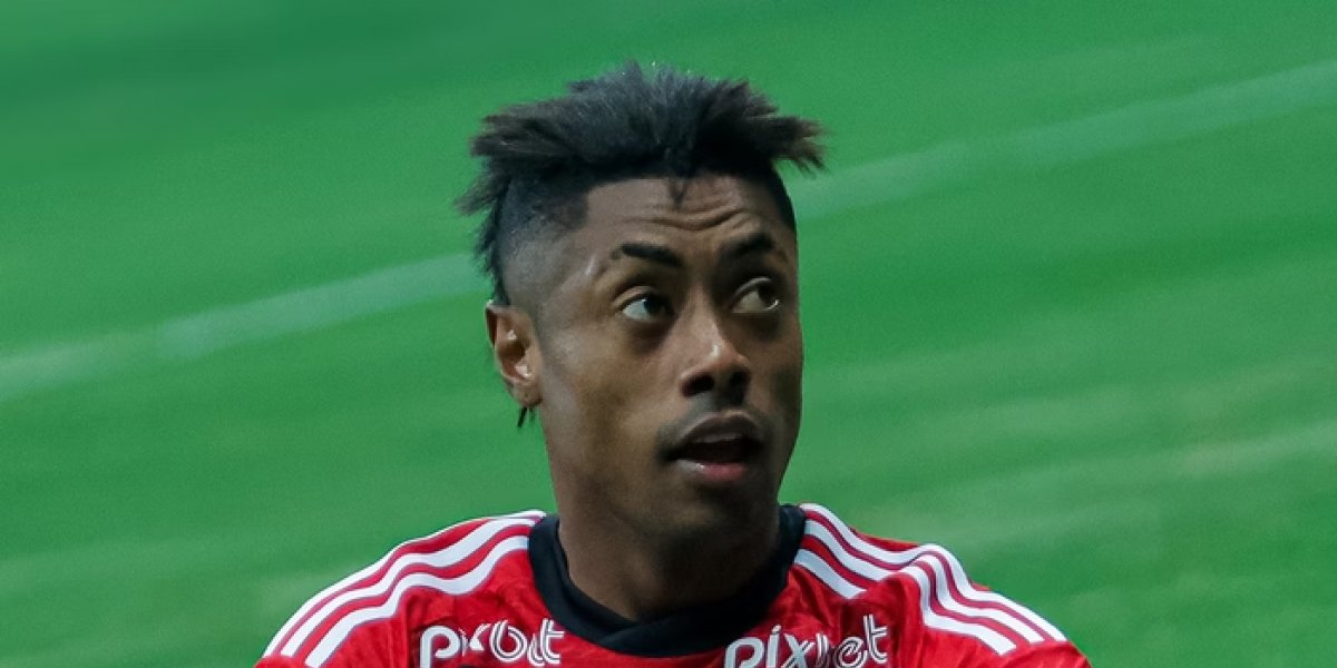 Bruno Henrique sentado no campo