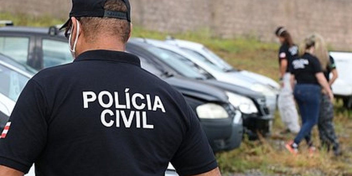 A imagem mostra agentes da polícia civil