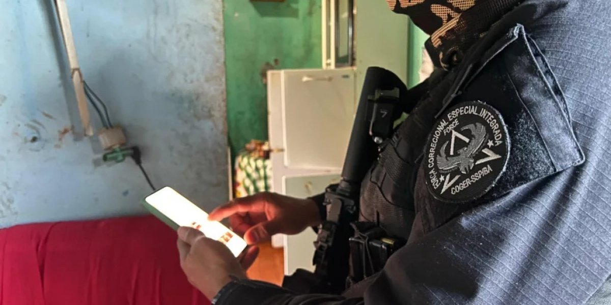A imagem mostra um agente policial durante a operação