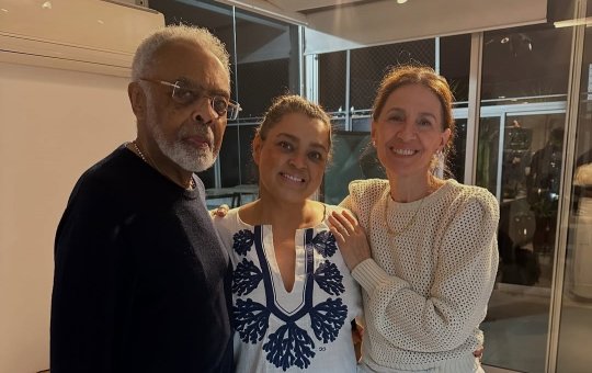 Preta Gil recebe alta hospitalar e Gilberto Gil comemora retorno da filha