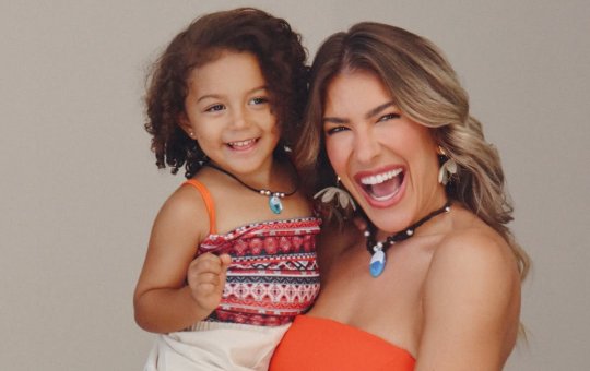 Lore improta se emociona ao ganhar homenagem de Liz: "Parece que foi ontem que ela nasceu"