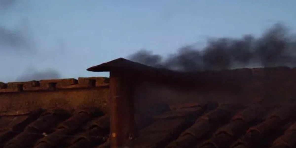 Fumaça preta na chaminé da Capela Sistina