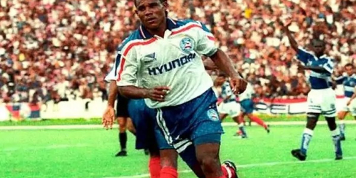 Uéslei Pitbull comemorando gol pelo Bahia