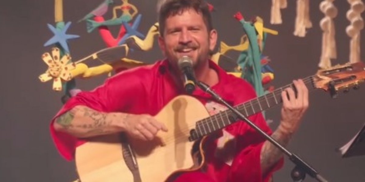 Saulo Fernandes tocando violão durante show