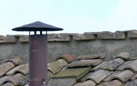 Nova fumaça preta é acionada hoje pela manhã e ainda não há um novo papa