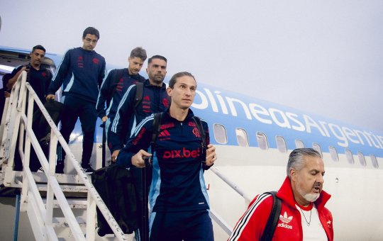 Jogadores do Flamengo sofrem tentativa de assalto no Rio; carro do goleiro foi baleado