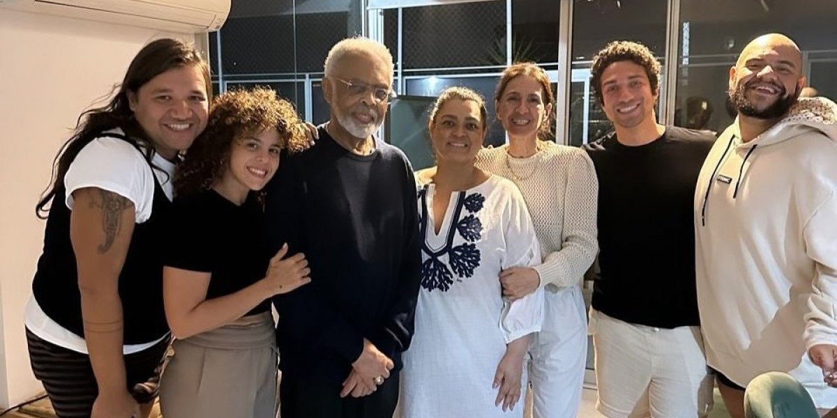 Preta Gil ao lado de amigos e familiares