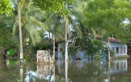 Rio transborda e deixa moradores ilhados em Lauro de Freitas