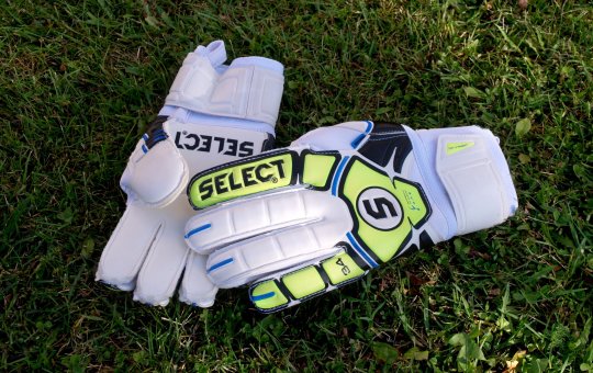 Goleiro com seis dedos explica como suas luvas são feitas