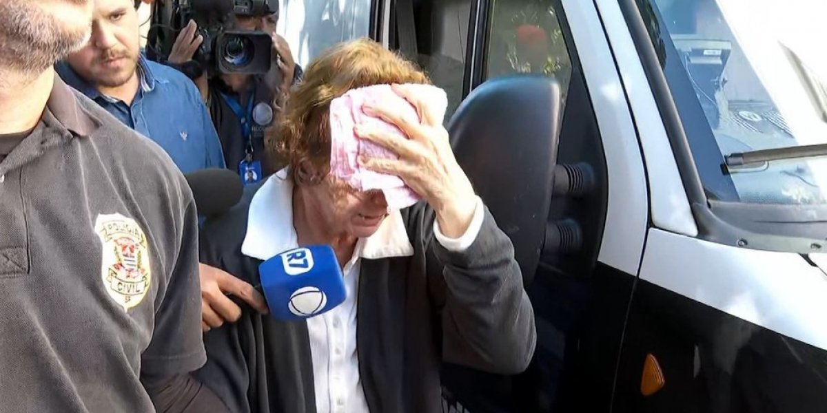 Elizabete Arrabaça, de 67 anos, sendo levada pela polícia