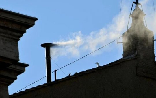 Fumaça branca: novo papa é escolhido no segundo dia do conclave  