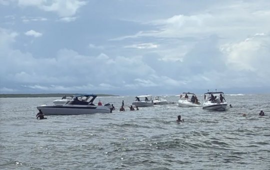 Lancha inunda e 14 pessoas são resgatadas em Morro de São Paulo