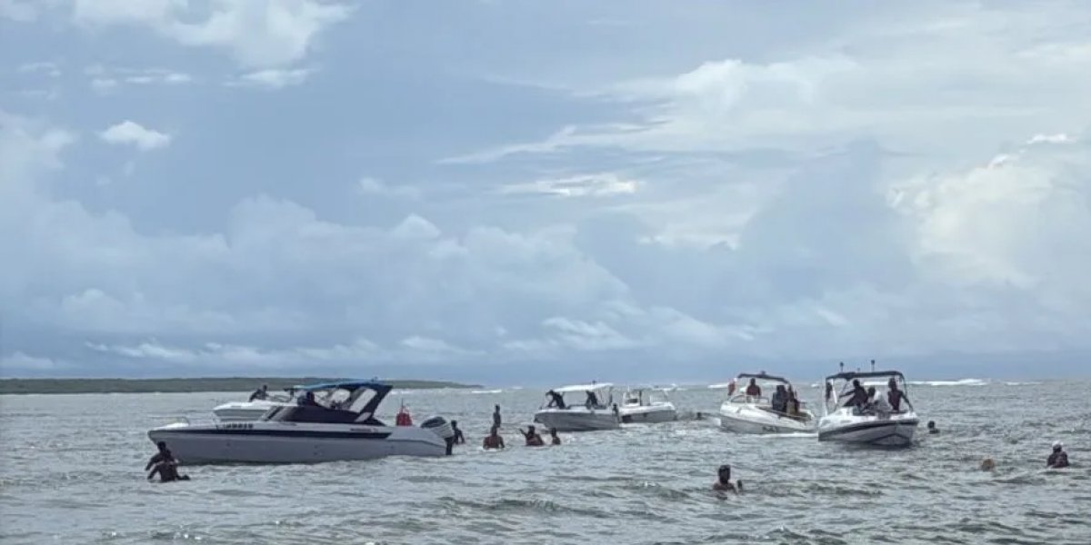 Marinheiro conseguiu levar embarcação até banco de areia para salvar passageiros