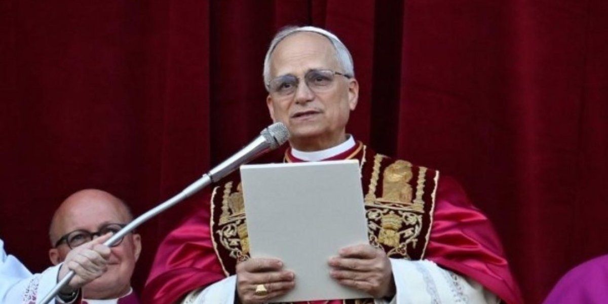 Papa Leão XIV lendo seu primeiro discurso após o conclave