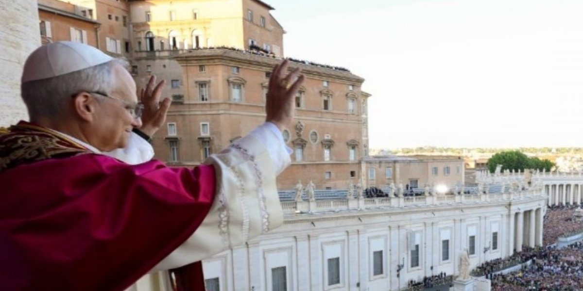 Papa Leão XIV logo após ser eleito no Conclave