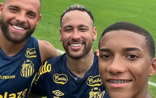 Filho de Robinho faz homenagem para Neymar após marcar golaço 