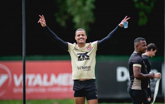 Com treino de finalização específico para Janderson, Vitória se prepara visando jogo contra o Vasco
