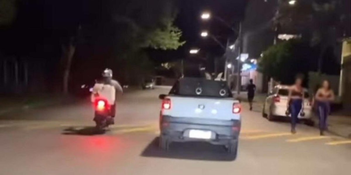 Carro com caixa de som que anuncia a venda de atestados falsos