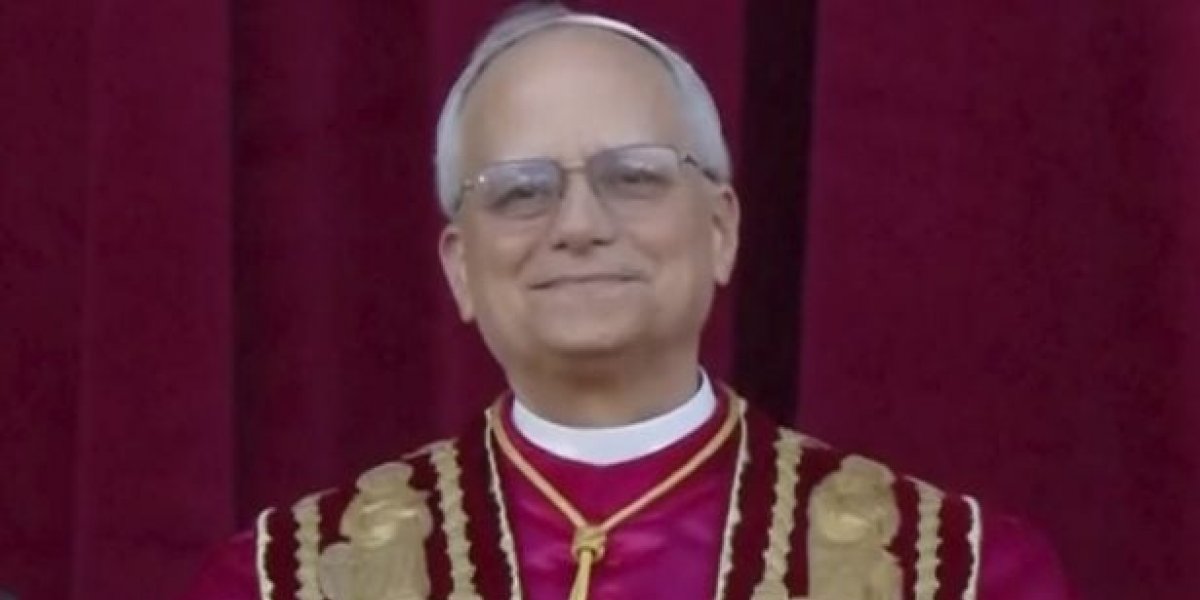 Papa Leão aparecendo pela primeira vez ao público