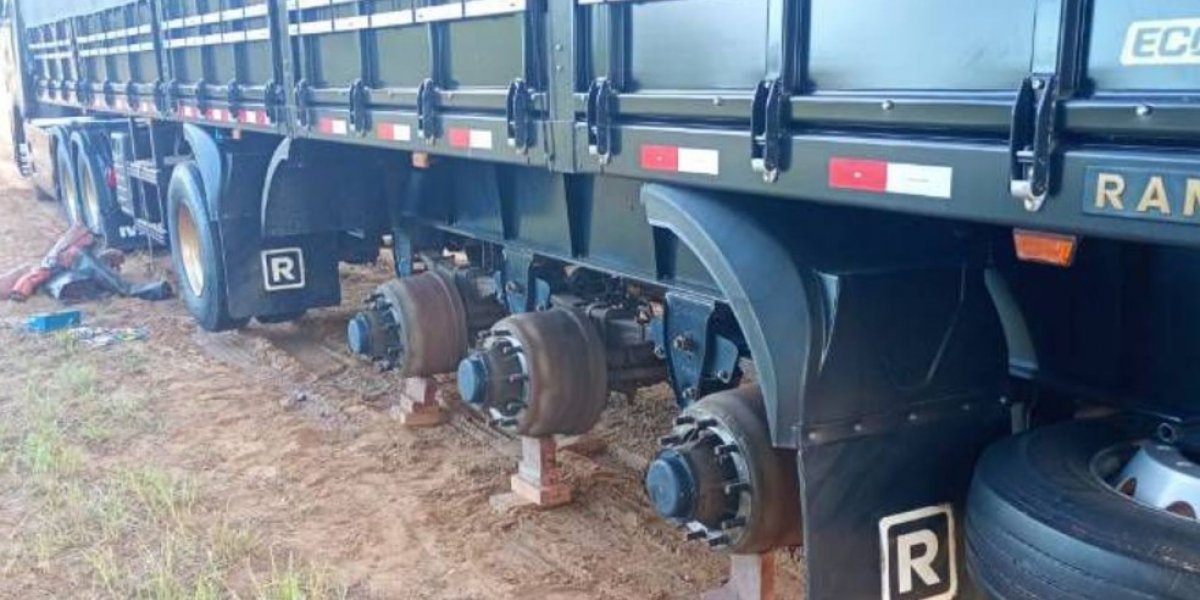 Caminhão sem as rodas roubadas