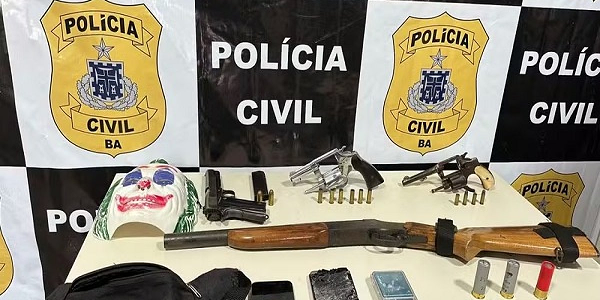 A imagem mostra os itens que foram apreendidos durante a operação policial no interior da Bahia