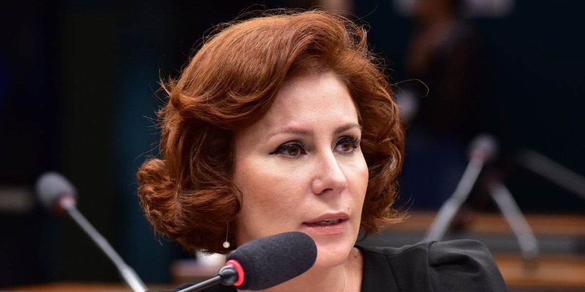 Deputada Carla Zambelli durante sessão na Câmara