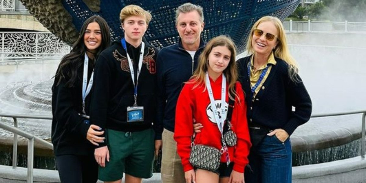 Duda Guerra ao lado da família de Benício Huck durante viagem