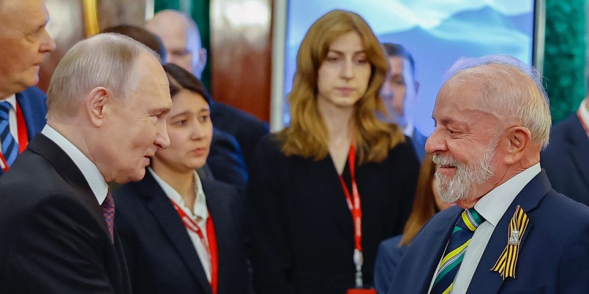Putin e Lula se cumprimentam na reunião em Moscou
