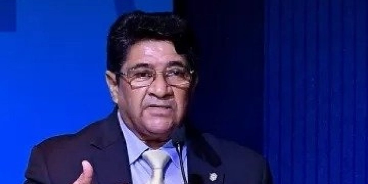 Ednaldo Rodrigues conedendo entrevista