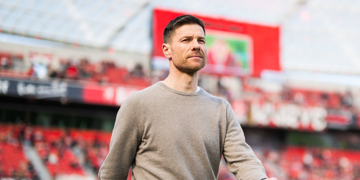 Xabi Alonso em jogo do Bayer Leverkusen