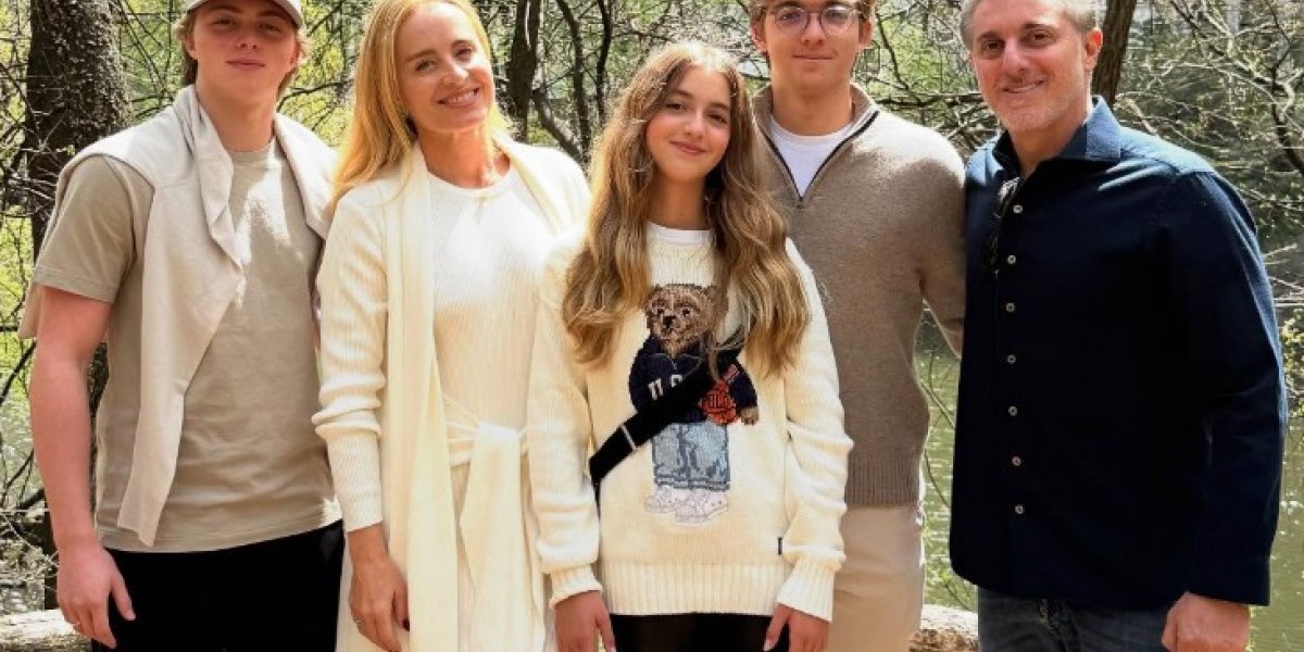 Luciano Huck ao lado da família