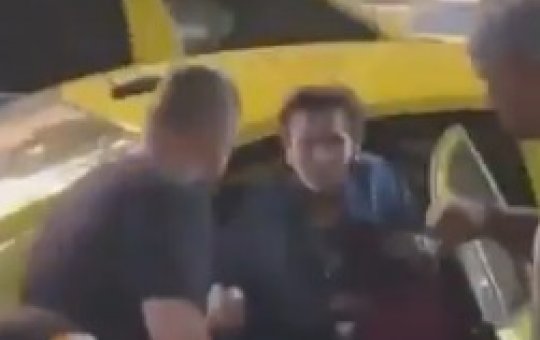 Baterista de banda internacional viraliza ao ajudar idosas a desembarcar de táxi