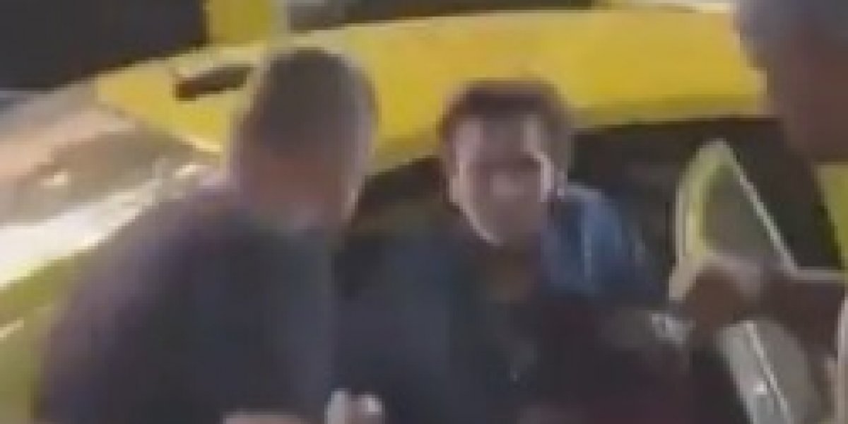 Momento em que o músico ajuda uma das idosas