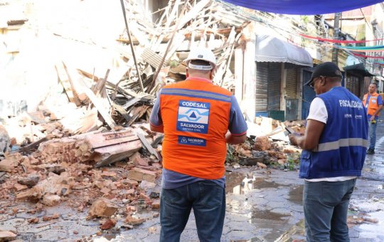 Codesal realiza vistoria após desabamento de imóvel na Barroquinha