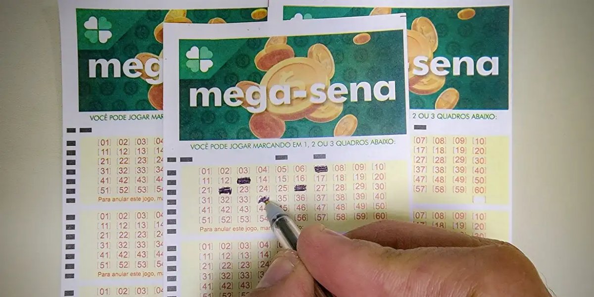 Apostador escolhendo os números para a Mega-Sena