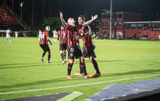 Mesmo com um a menos, Vitória vence Vasco de virada no Barradão