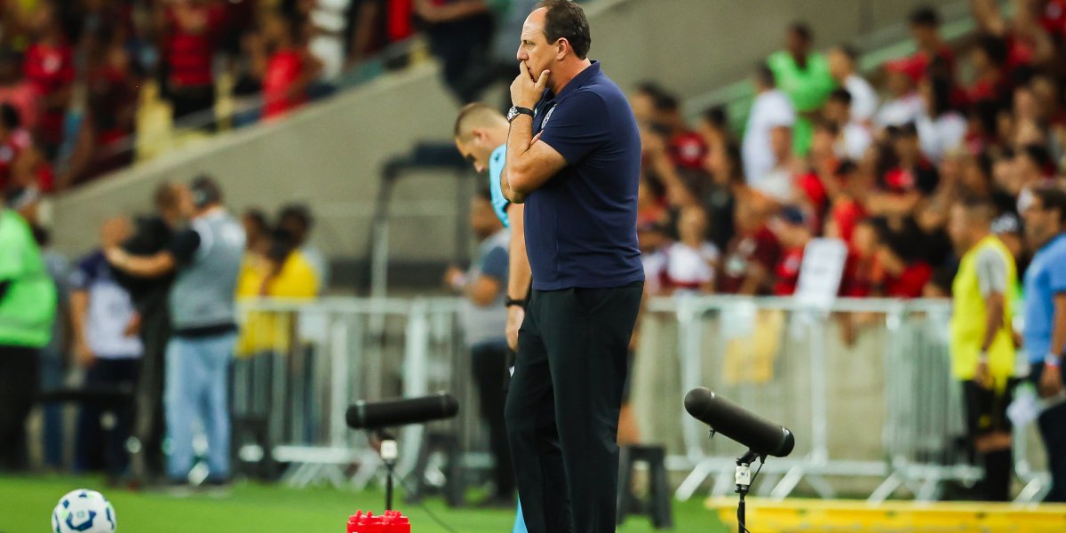 Técnco Rogério Ceni à beiro do gramado durante partida no Marcanã