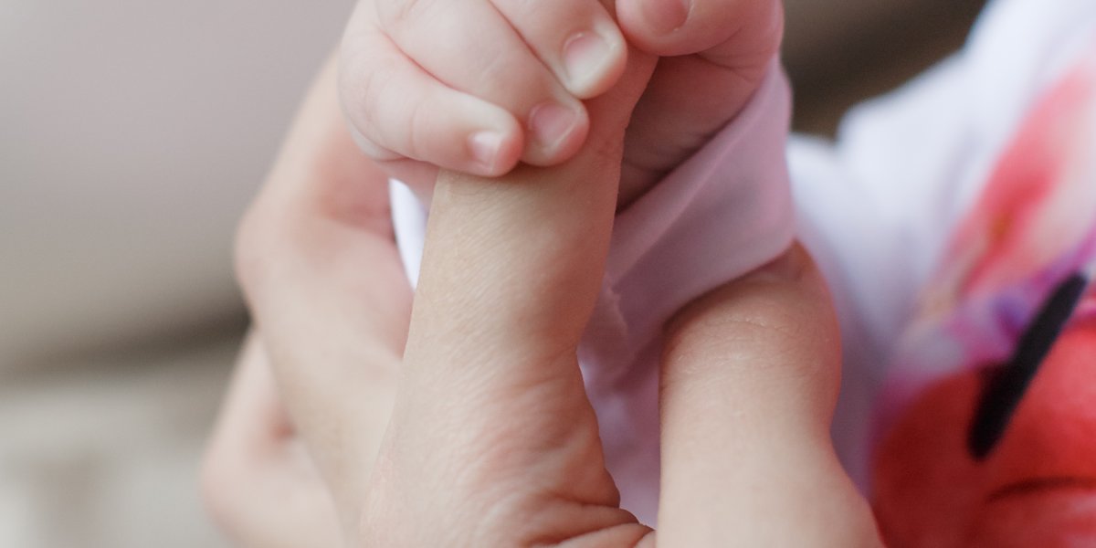 Uma mãe com sua filha nos braços