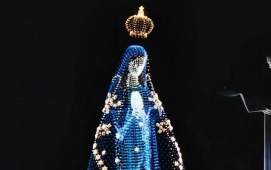 Imagem de Nossa Senhora Aparecida é projetada ao lado do Cristo Redentor