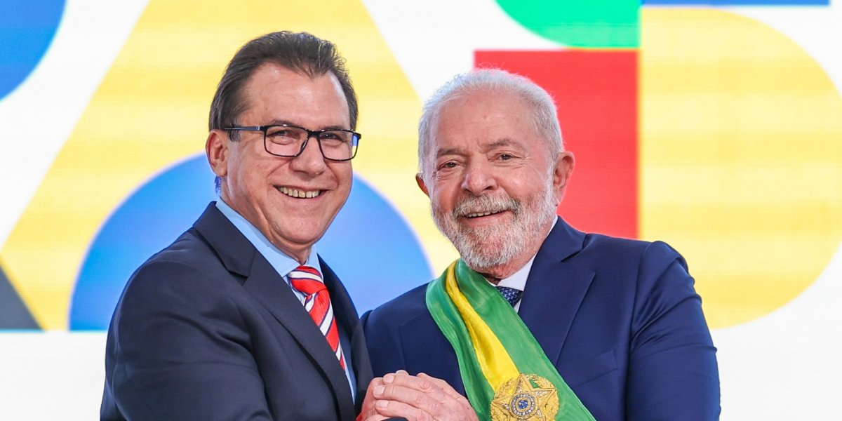 Ministro do trabalho ao lado do presidente Lula