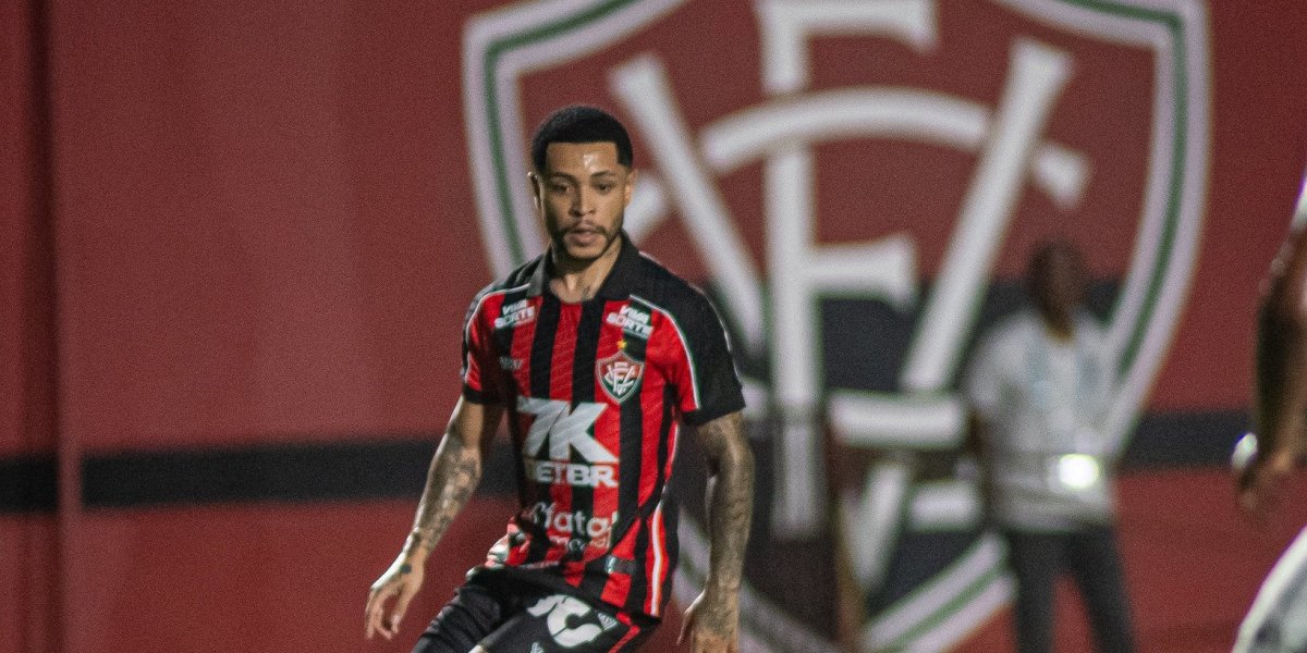 Meia Matheusinho durante partida contra o Vasco