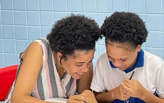 Em um vídeo bem-humorado, alunas da escola municipal homenageiam suas mães