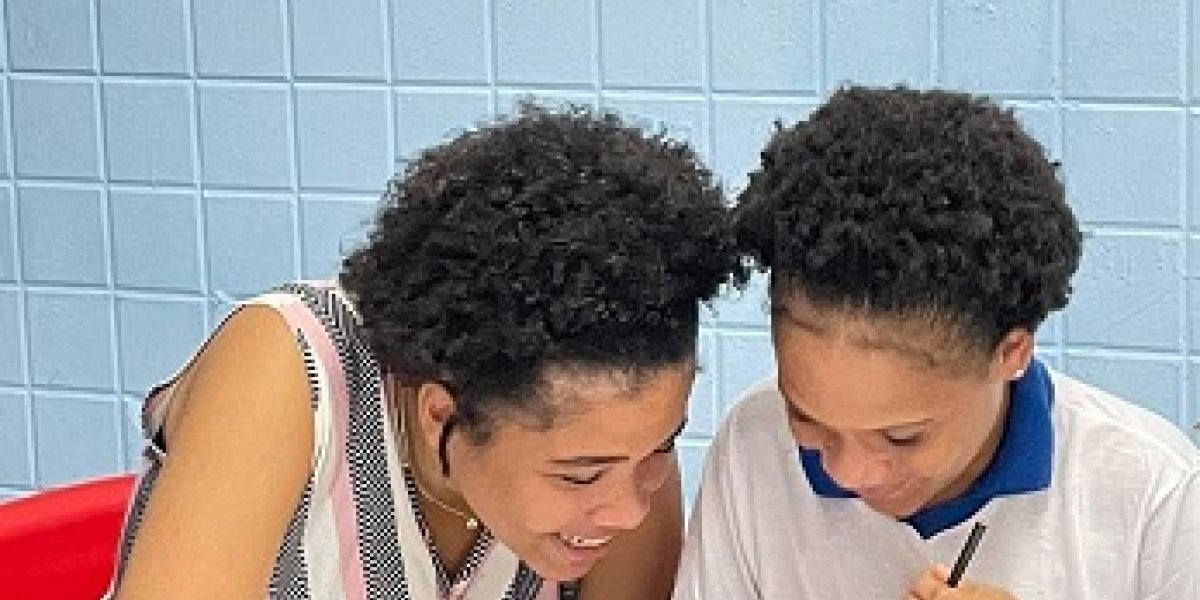 Imagem de mãe e filha na Escola Municipal (imagem ilustrativa)