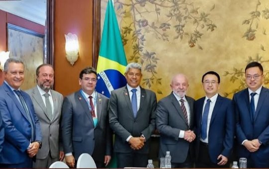 A imagem mostra a comitiva do governo na China 