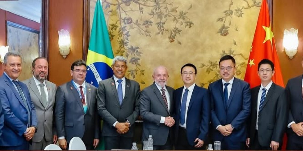 A imagem mostra a comitiva do governo na China