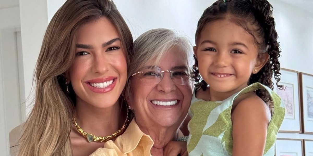 Lorena Improta com sua mãe e sua filha
