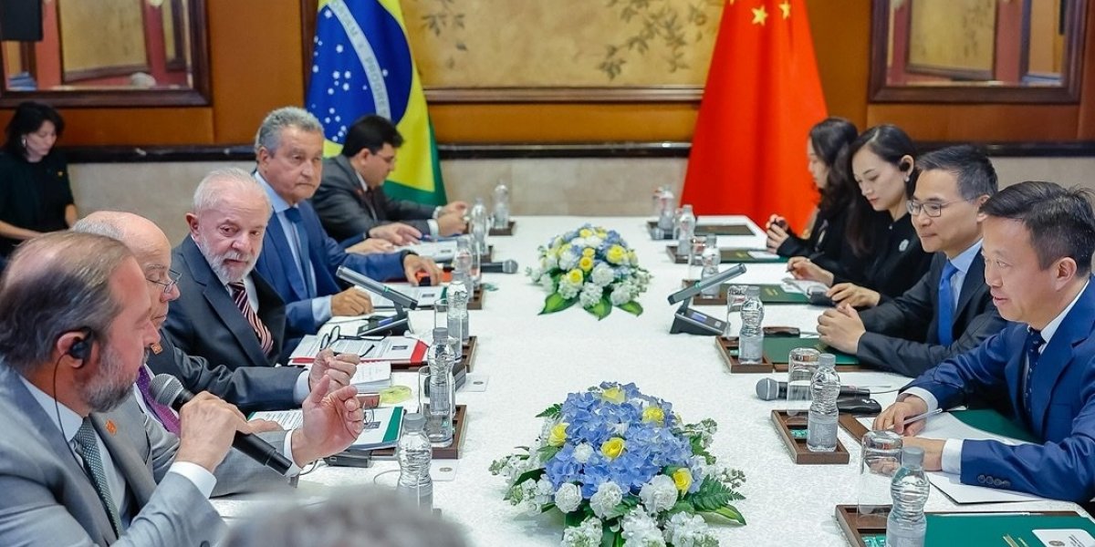A imagem mostra o presidente Lula em reunião na China