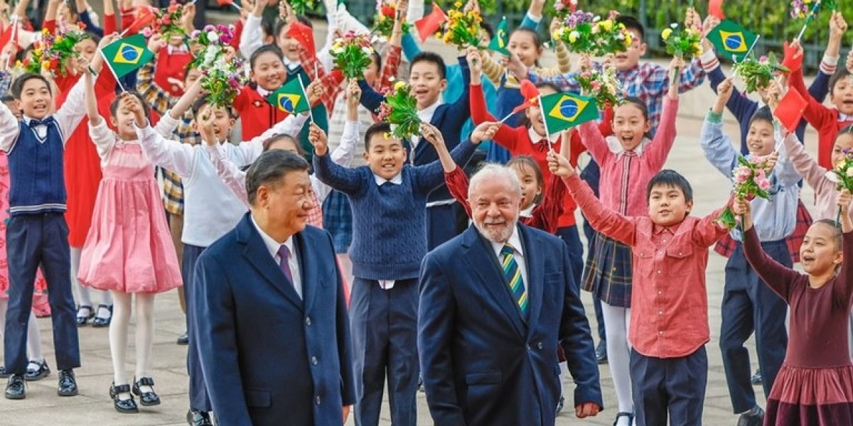 A imagem mostra o presidente Lula e o presidente da China