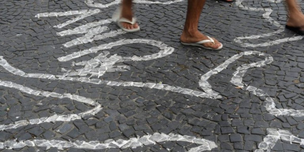 Desenho de um cropo no chão representando mais uma vítima da violência